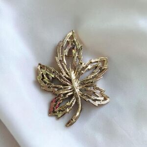 Vintage Gold Tone Openwork Maple Leaf Brooch Pin, Textured Autumn Leaf Jewelry